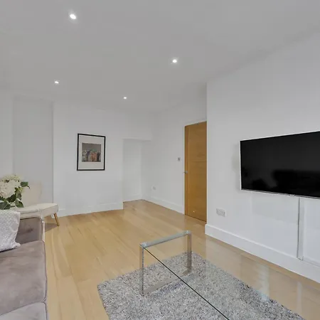 Deluxe 1-Bedroom Apartment
